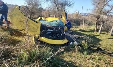 Venía para Cañuelas cuando se tragó una rotonda de la Ruta 6 y destruyó su Ferrari