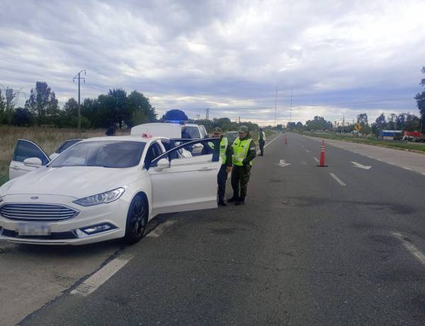 Gendarmería los detuvo en Cañuelas cuando circulaban con drogas sintéticas y armados