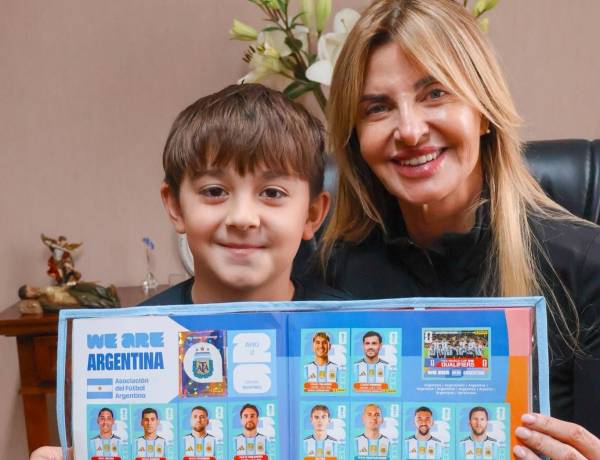 Lolo Arce llenó la Plaza Belgrano para intercambiar figuritas