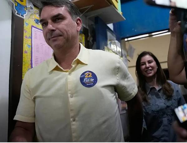 Arrieta apuntó contra Milei por el paso de Flávio Bolsonaro por la Argentina