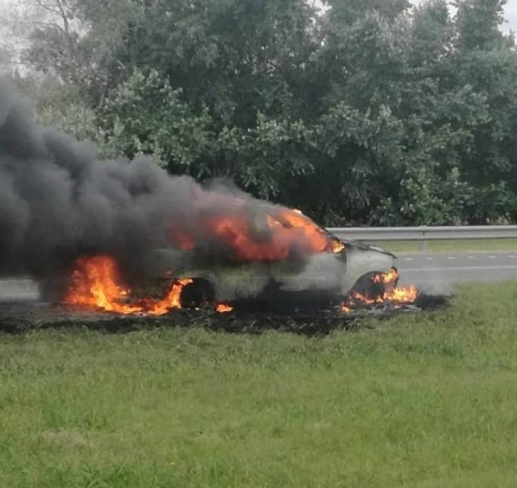 Se incendió un vehículo en la autopista Ezeiza-Cañuelas 