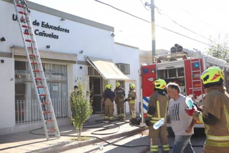 Incendio en la sede de la Unión de Educadores de Cañuelas