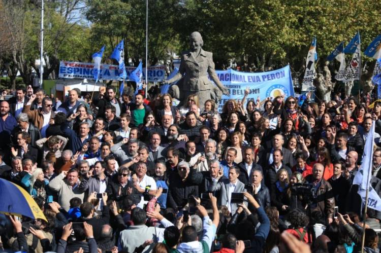 Con una gran foto de unidad el PJ celebró en Los Toldos el centenario del nacimiento de Evita pensando en la campaña electoral