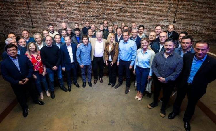 Arrieta y Fassi junto a otros intendentes se reunieron con Axel y Alberto de cara a las PASO