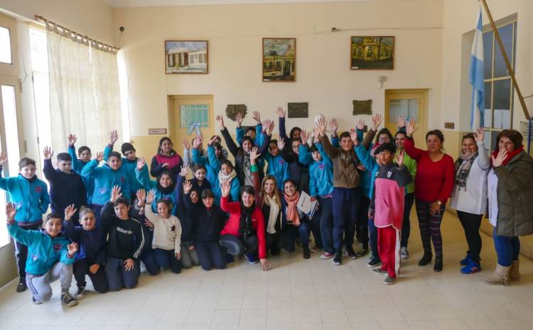 Colaboración municipal con alumnos de la Escuela Nº 4 de Uribelarrea