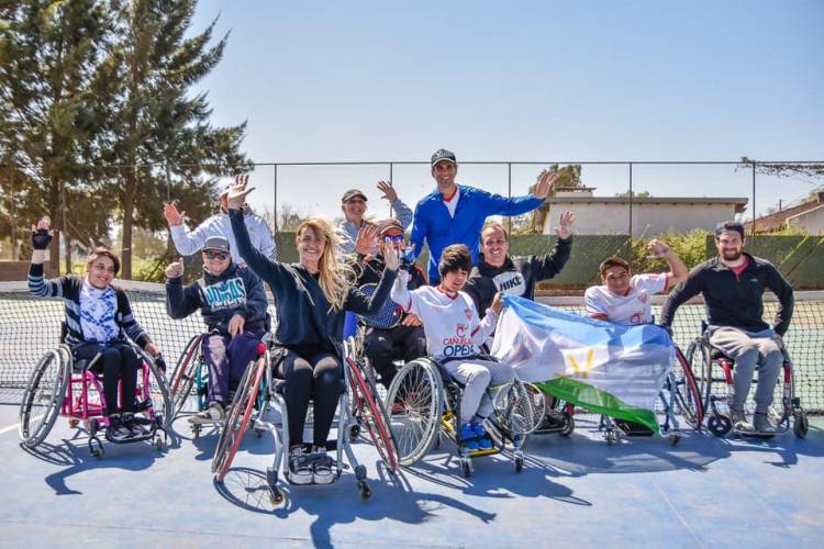 LA GRAN FOTO DE MARISA Y EL COLECTIVO DE TENIS ADAPTADO