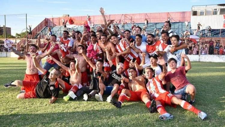 Rojo de pasión Cañuelas gritó Campeón