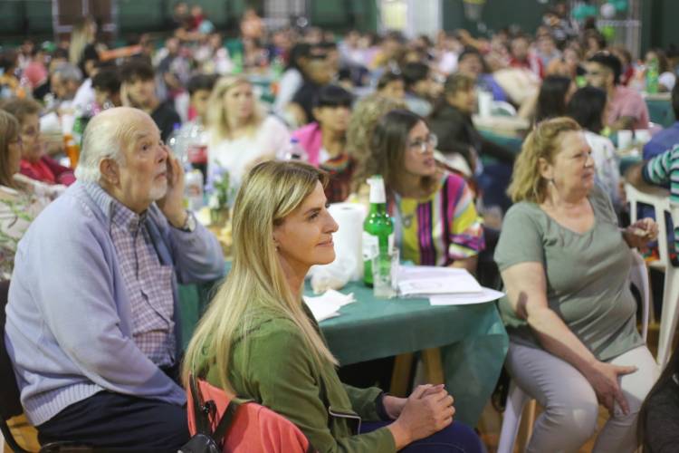 El municipio contribuye con la renovación del piso flotante del Club Juventud Unida