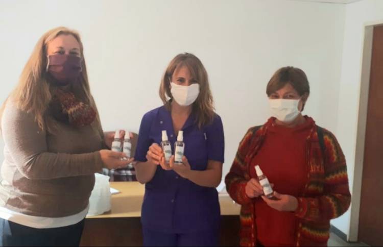ATE y la CTA A bonaerense entregaron al Dardo Rocha alcohol sanitizante de su laboratorio