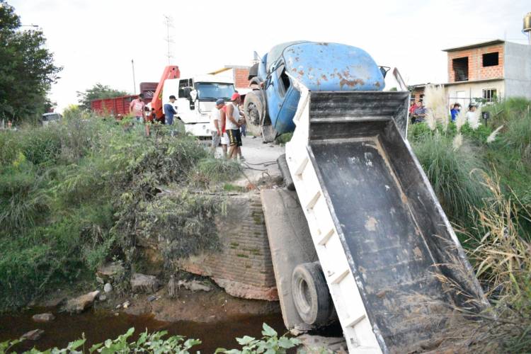 ULTIMO MOMENTO: Derrumbe de un puente en Máximo Paz
