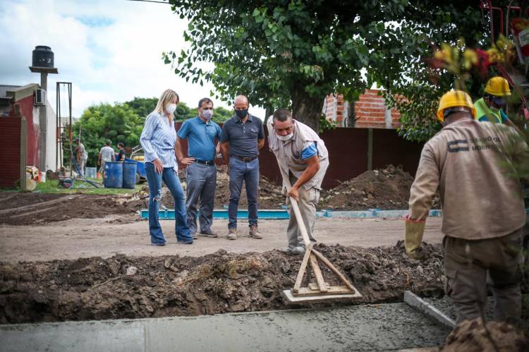 La intendenta visitó las obras de construcción de cordón cuneta y asfalto