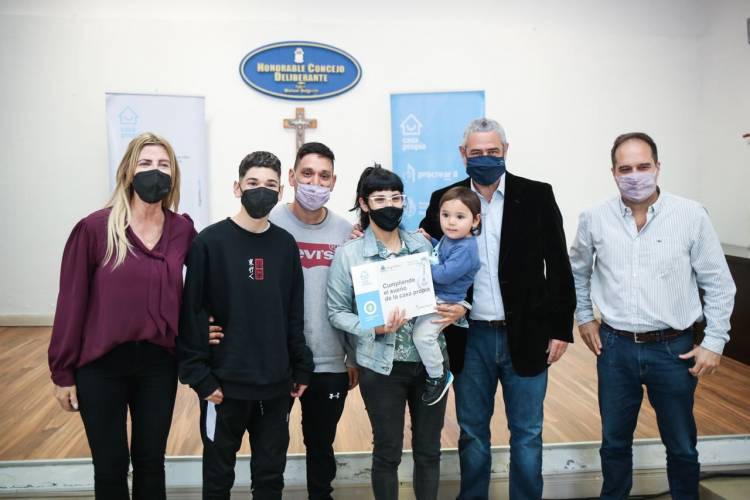 Marisa Fassi y Jorge Ferraresi entregaron 15 créditos para la construcción de viviendas