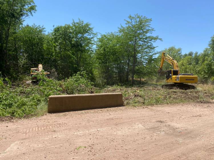 Realizan una limpieza estructural y dragado de arroyos en todo el distrito