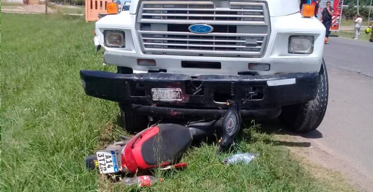 Un joven murió en un fatal accidente entre un camión y una moto