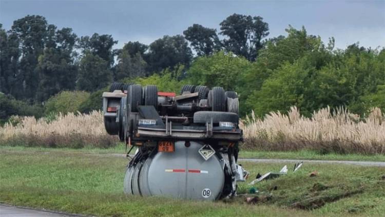 Un muerto y una nube tóxica en el accidente de la Ruta 6