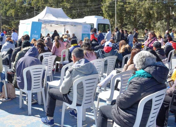 Más de 200 personas realizaron trámites en la primera jornada del operativo de documentación