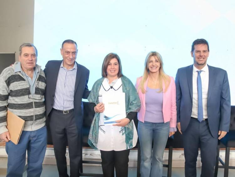 La intendenta firmó convenios para iluminar la autopista y construir un nuevo destacamento