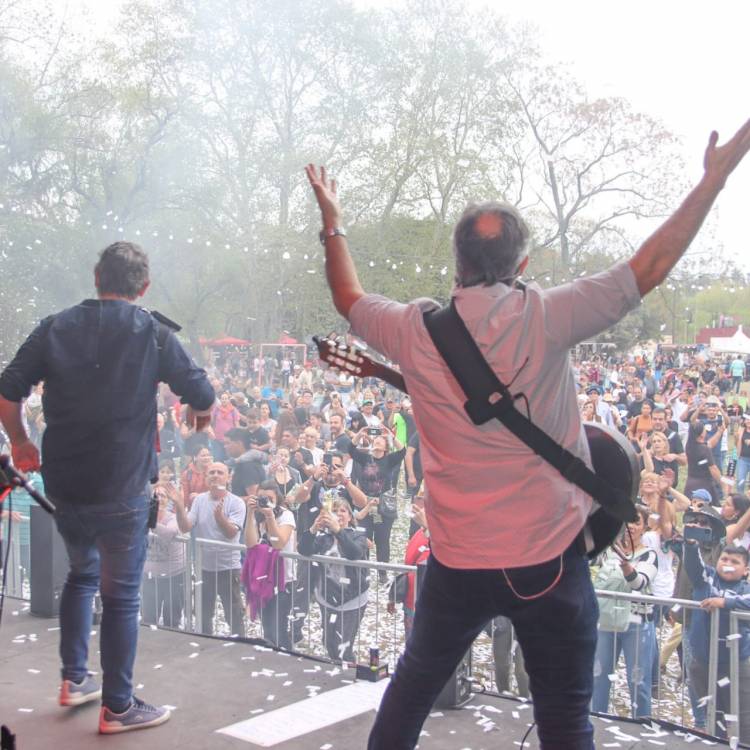 Los Alonsitos cerraron una nueva jornada de folclore en la Feria de Uribelarrea