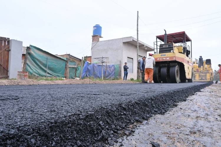 CONTINÚAN LAS OBRAS DE ASFALTO EN BARRIOS Y LOCALIDADES
