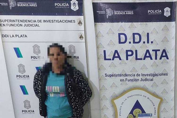 Ató a una cama a su hija de 13 años para que un hombre abusara de ella