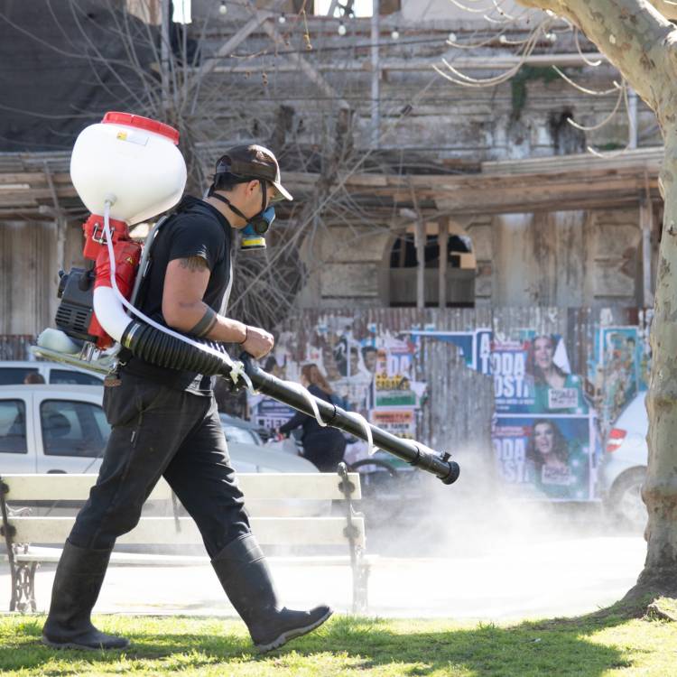 Avanza el operativo de fumigación y prevención del dengue en todo el distrito