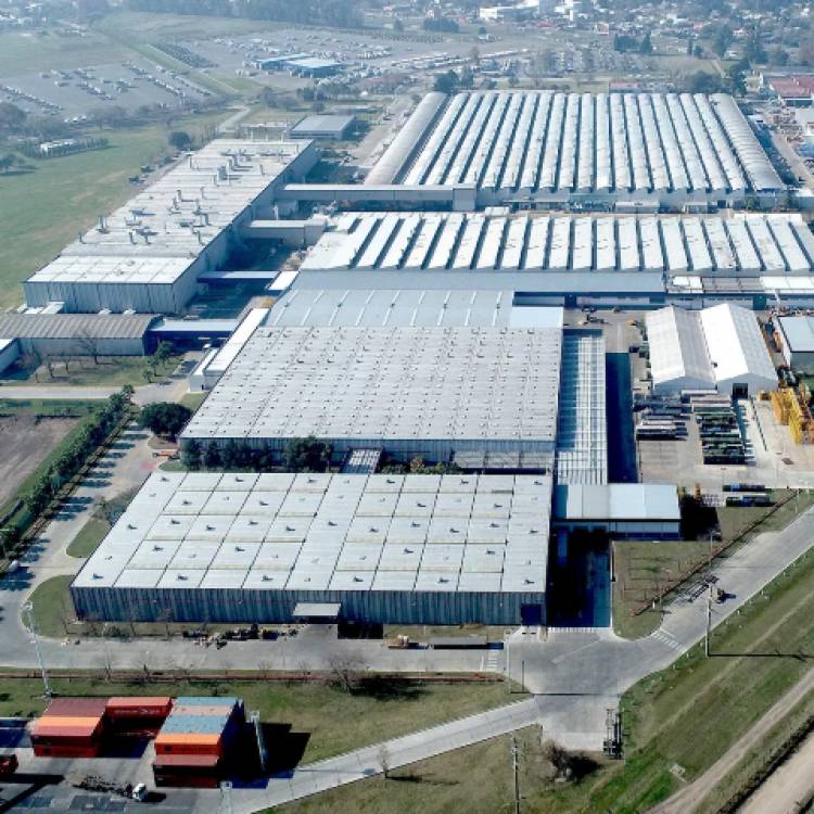 Ya estaría cerrado el acuerdo por la venta de la planta de Mercedes-Benz