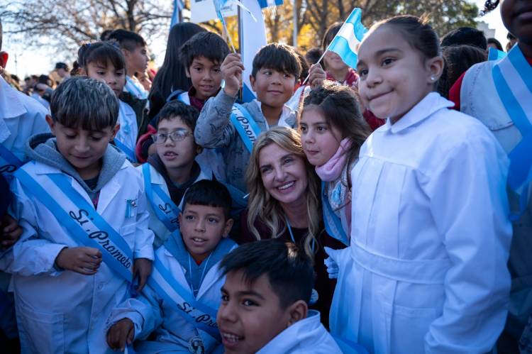 Emotiva promesa a la Bandera de más de 1.300 estudiantes