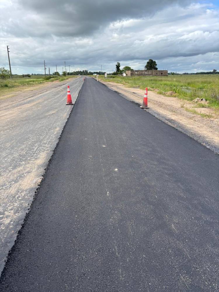 SE REACTIVARON LAS OBRAS DE ASFALTO DEL CAMINO DEL 72 QUE CONECTA GOBERNADOR UDAONDO CON CAÑUELAS