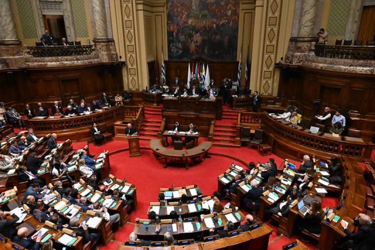 PARLASUR firma acuerdos institucionales y debate prioridades regionales en su 107° Sesión Plenaria