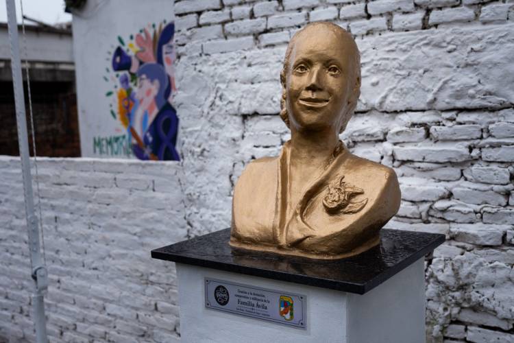 Emplazaron un busto de Evita en "Volveré"
