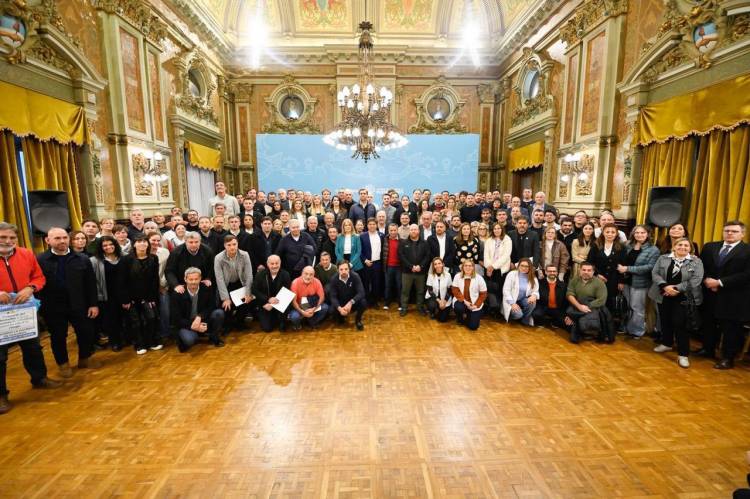  Intendentes se reunieron con Kicillof y Kreplak para repudiar el ajuste de Milei en salud