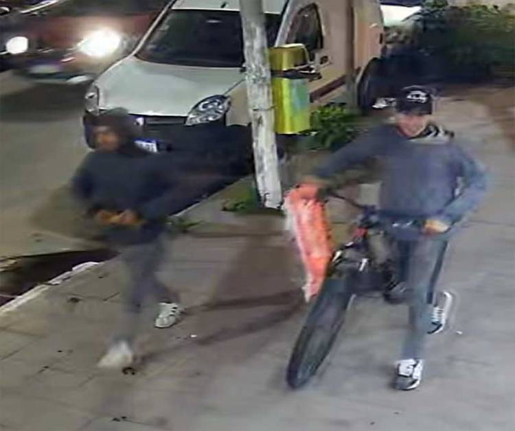 Roban una bicicleta  de la puerta de un comercio céntrico y ante la vista de todos
